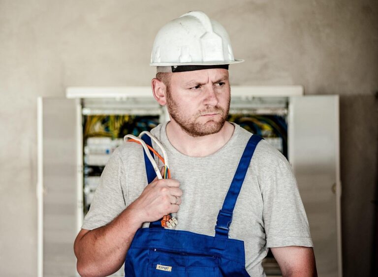 Elektricien Amersfoort voert spoedreparatie uit aan elektrische installatie in huishouden