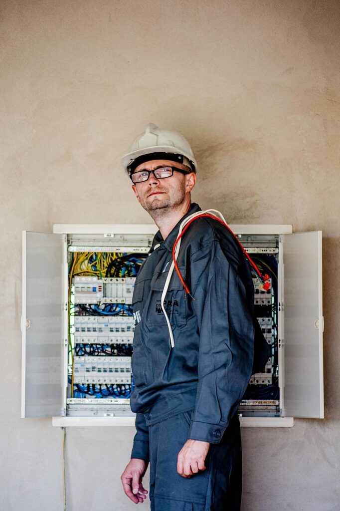 Elektricien voert spoedservice uit in Amstelveen met professioneel vakwerk aan elektrische installaties
