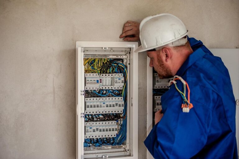 Professionele elektricien voert 24/7 spoedservice uit in Almelo voor elektricische storingen en vakwerk