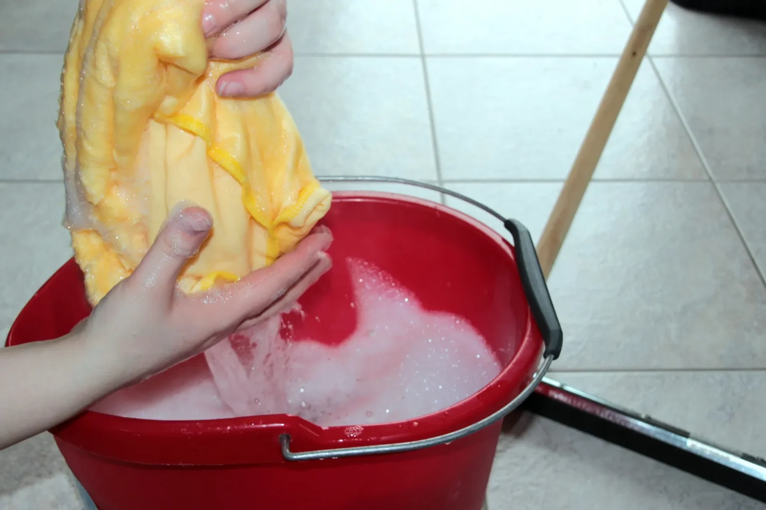 Keramische terrastegels schoonmaken: tips & uitleg