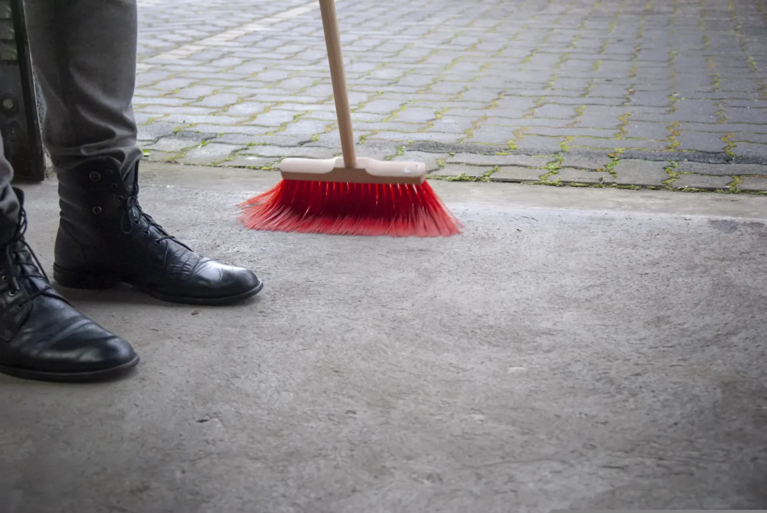 Terrastegels schoonmaken zonder hogedrukreiniger